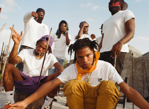 vijf jongens die stoer op de foto staan